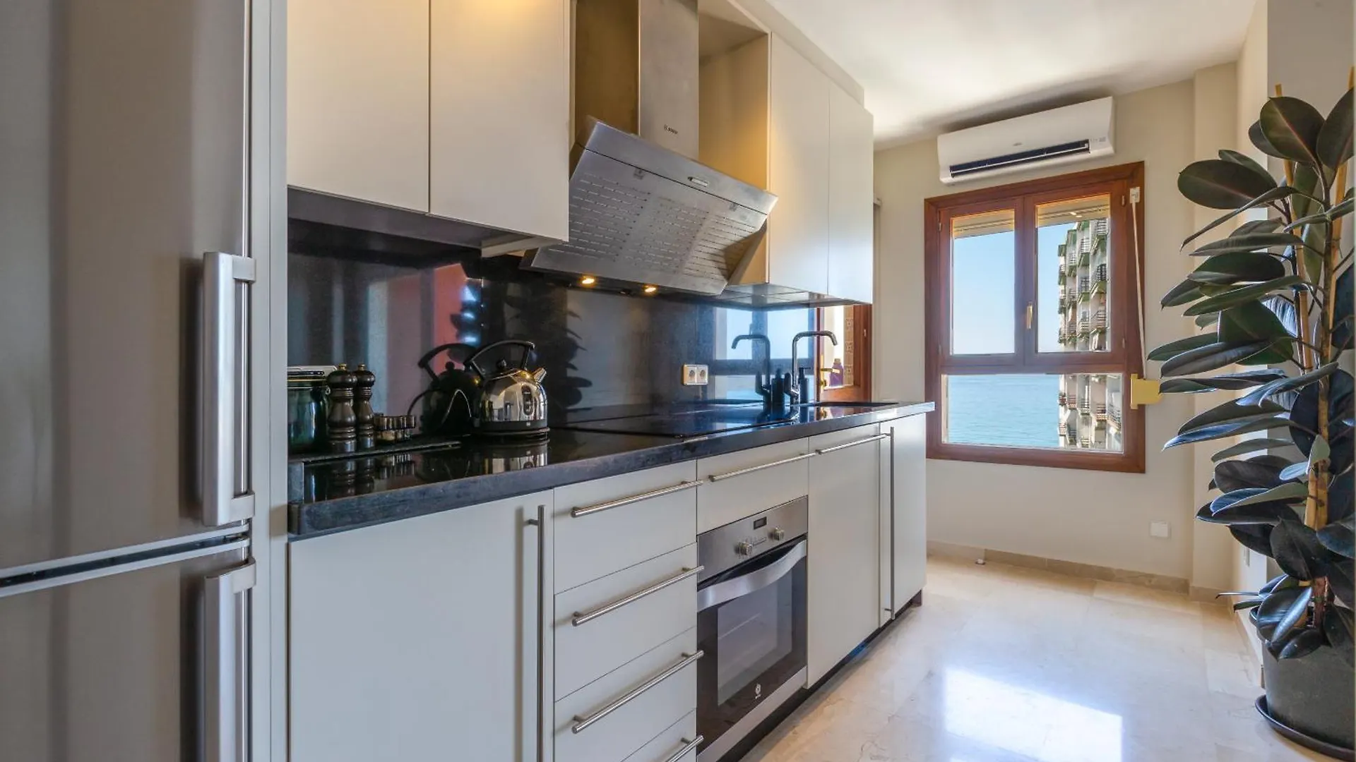 Marbella Port Beachfront - Eaw Homes 公寓